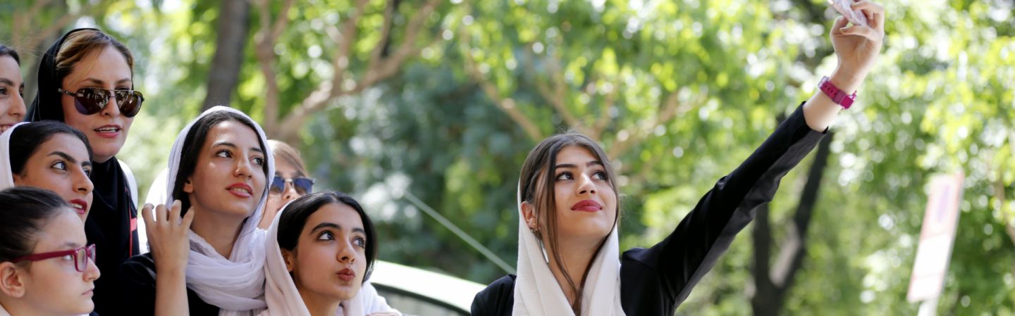 comment les filles sont couvertes en Iran